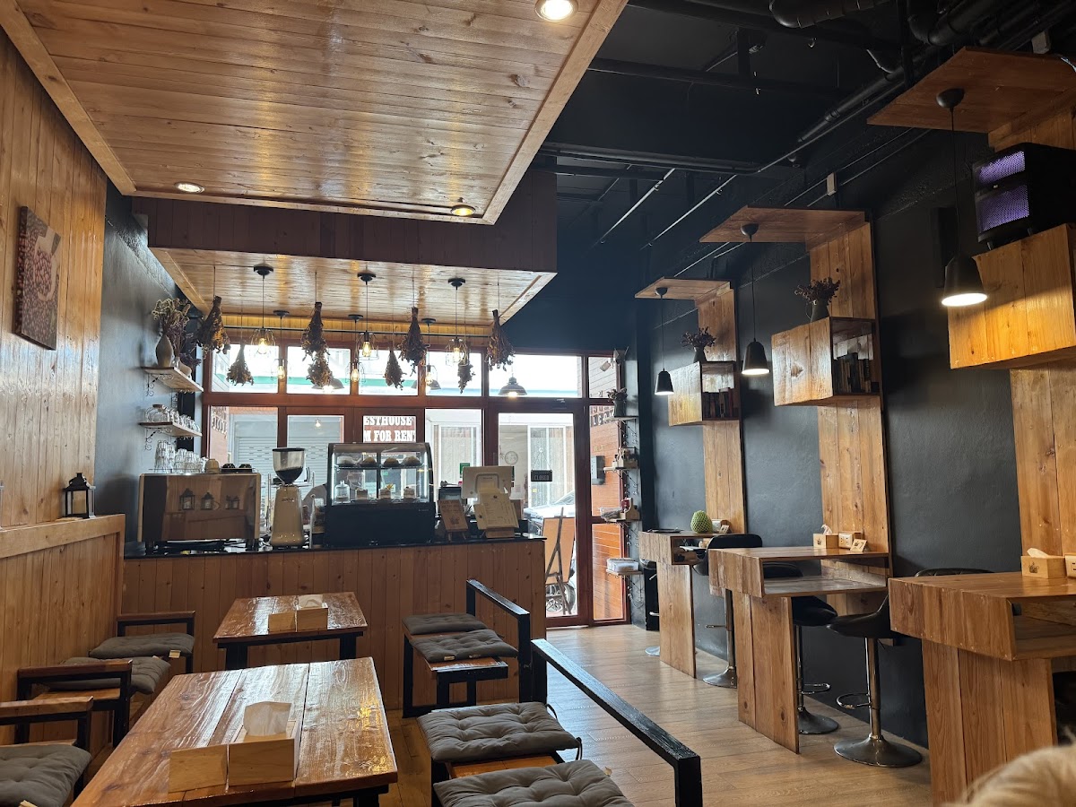 Bar area with dried flowers and wooden decor